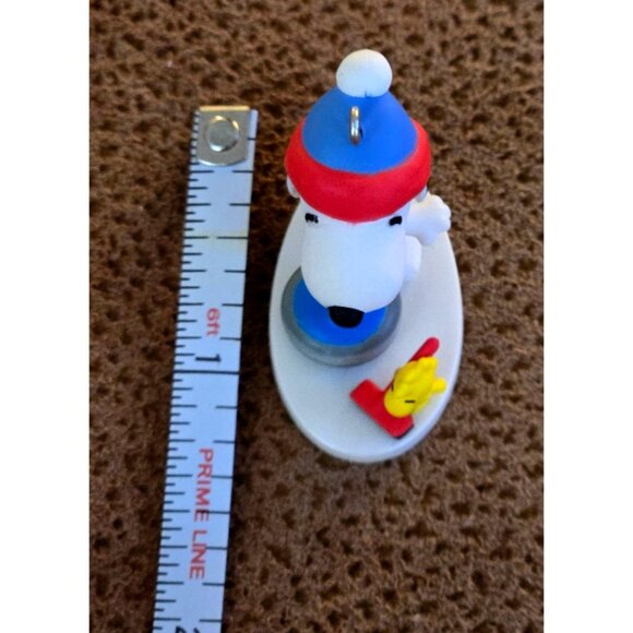 Hallmark Keepsake 2018 Winter Fun With Snoopy Christmas Tree Ornament Featuring - Picture 8 of 8